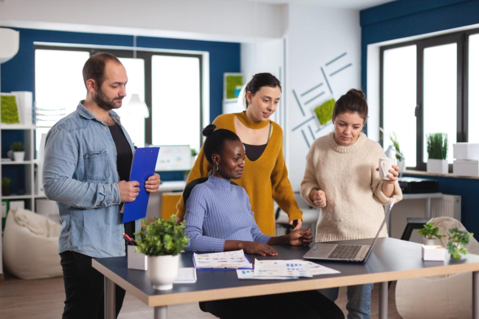 Gruppenarbeit in modernem Büroumfeld